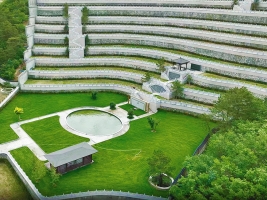 懋龙溪墓区前方水池